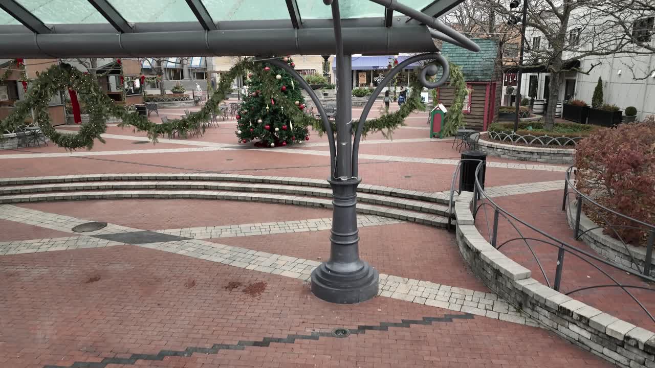 Albero di Natale nel centro di Northville, Michigan con video drone che si muove verso l'alto