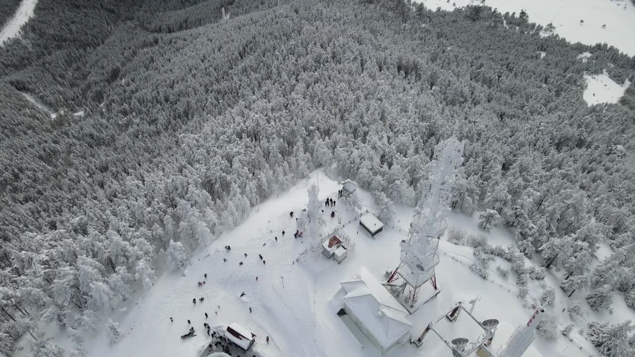 눈으로 덮인 산 정상에 안테나가 있는 송신기 중계기