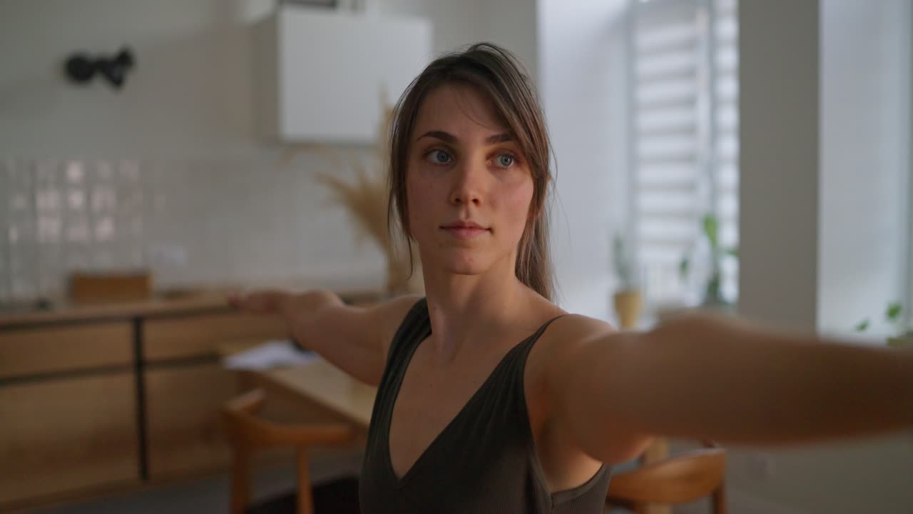 mujer practicando yoga en casa