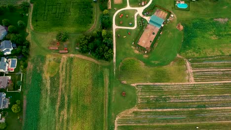 Vista-De-Pájaro-De-Una-Granja-Familiar-En-Illinois