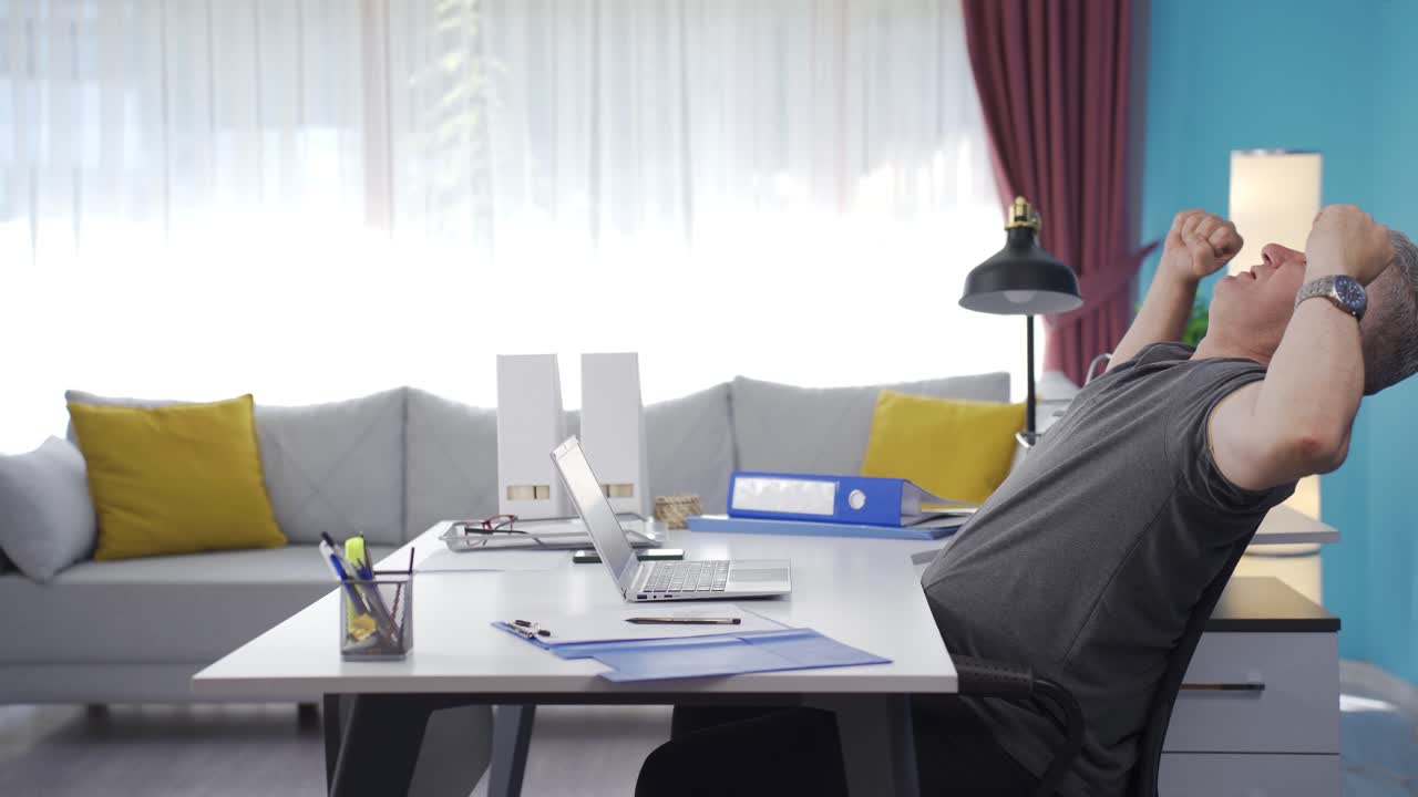 홈 오피스 직원 은 읽고 보는 것 들 로 인해 기운 을 올린다.