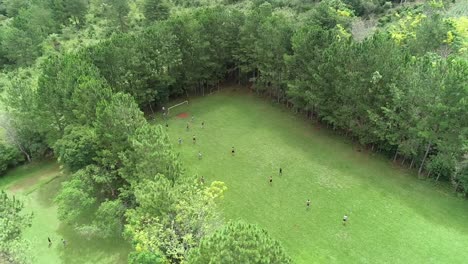 Gente-Jugando-Un-Partido-De-Fútbol-En-Un-Campo-De-Fútbol-Rural-En-Un-área-Abierta