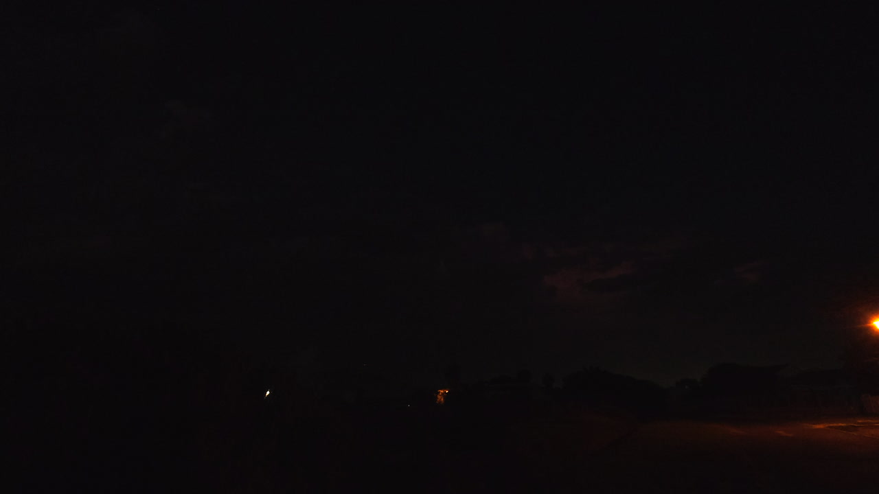 Un fulmine potente e fragoroso in un cielo notturno scuro e carico, concetto di cattivo presagio.
