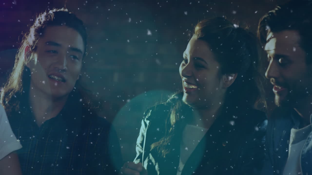 술집에서 술을 마시는 다양한 친구 그룹에 대한 빛의 점의 애니메이션