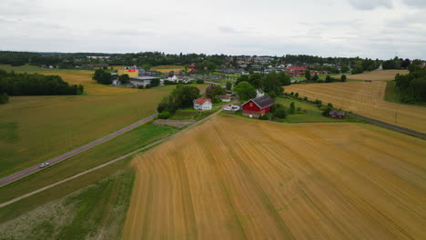 Vista-De-Una-Granja-De-Trigo-Cerca-De-Una-Aldea-Rural-En-El-Este-De-Noruega