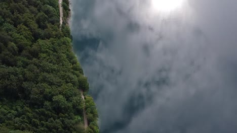 Drohnenansicht-Von-Oben-Nach-Unten-Auf-Den-Langbathsee-In-Österreich