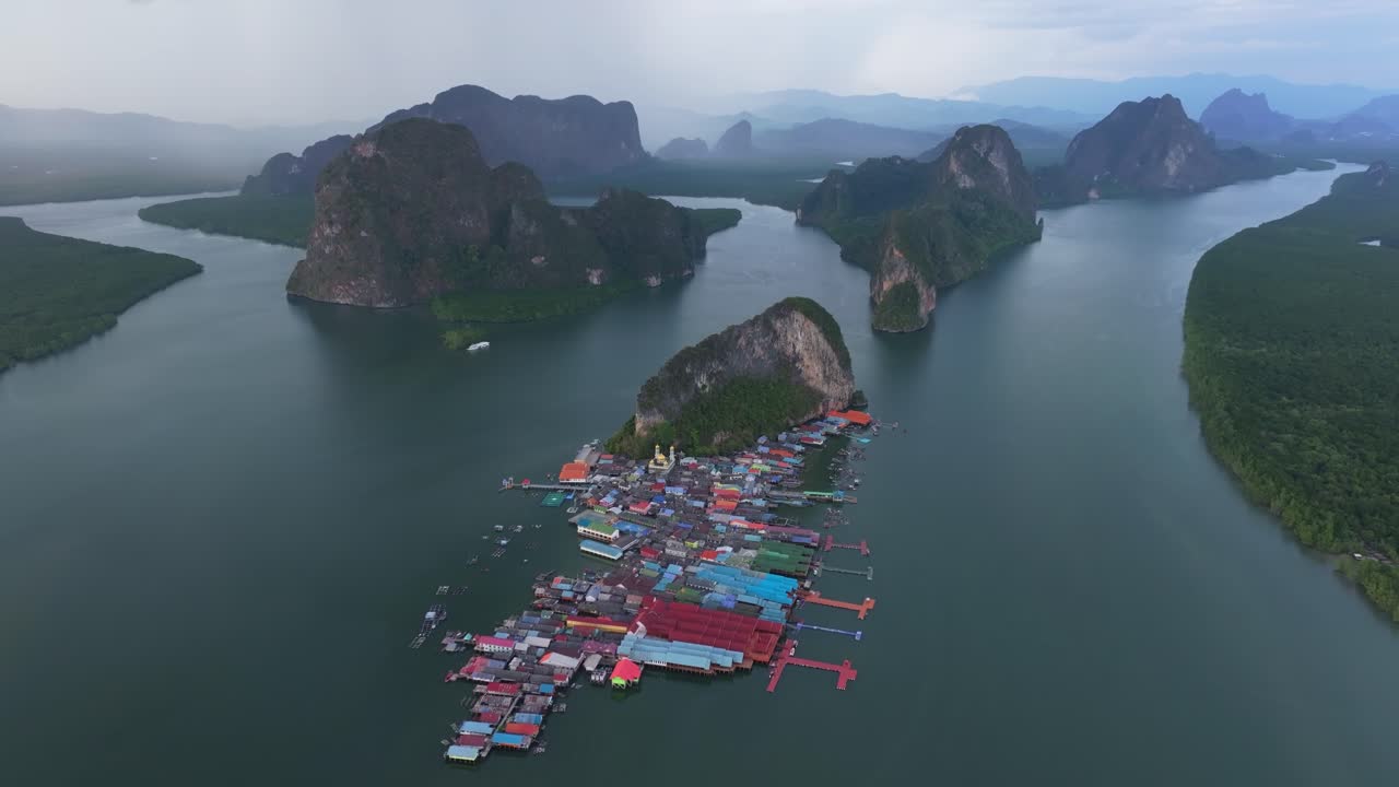 Cảnh nhìn từ trên cao của Koh Panyi, ngôi làng nổi ở Vịnh Phang Nga, Thái Lan.