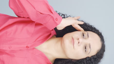 vídeo vertical de una mujer joven con migraña está experimentando dolor.