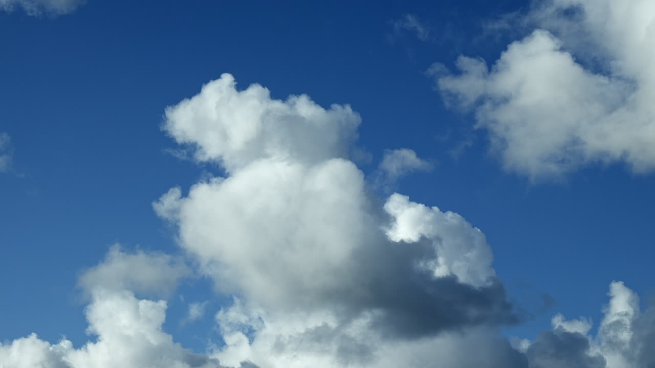 하늘의 파란색 패치와 함께 움직이는  ⁇ 색 큰 구름의 시간 경과
