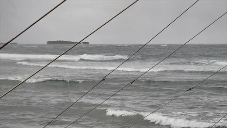 Malerische-Aussicht-Auf-Die-Wellen,-Die-Durch-Die-Takelage-Eines-Segelboots-Auf-Das-Meer-Rollen---Weitwinkelaufnahme