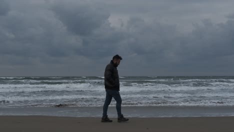 Cold-walk-against-seaside