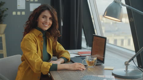 retrato de una hermosa mujer de negocios en el lugar de trabajo en una oficina moderna