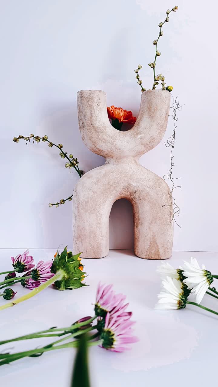 jarrón abstracto beige con flores