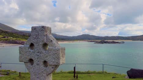 Una-Toma-Panorámica-De-4k-De-La-Abadía-De-Derrynane,-También-Conocida-Como-La-Abadía-De-Ahamore-En-La-Costa-De-Derrynane,-Caherdaniel-Co-Kerry