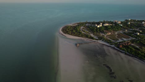 Vista-Orbital-Sobre-Holbox-A-La-Luz-Del-Día,-Quintana-Roo,-México.