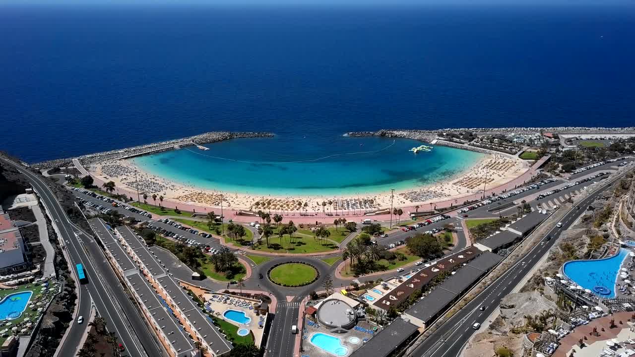 빛이 넘치는 아마도레스 해변 (playa de amadores) 과 티르코이즈 바다 근처의 여름 비행, 그란 카나리아, 카나리아 제도, 스페인