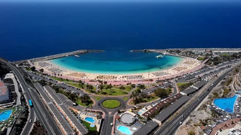 vuelo de verano cerca de la soleada playa de amadores (playa de amadores) y el mar turquesa, gran canaria, islas canarias, españa