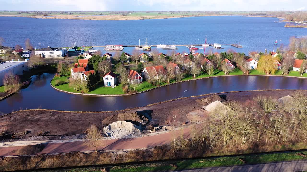 호수 근처의 작은 섬에 휴가용 주택이 있는 네덜란드 휴양지