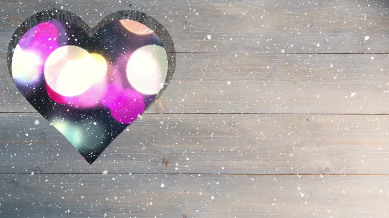 심장 모양의 절단을 통해 볼 수 있는 반 ⁇ 이는 불빛의 애니메이션