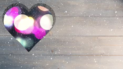 animación de luces brillantes vistas a través de un recorte en forma de corazón