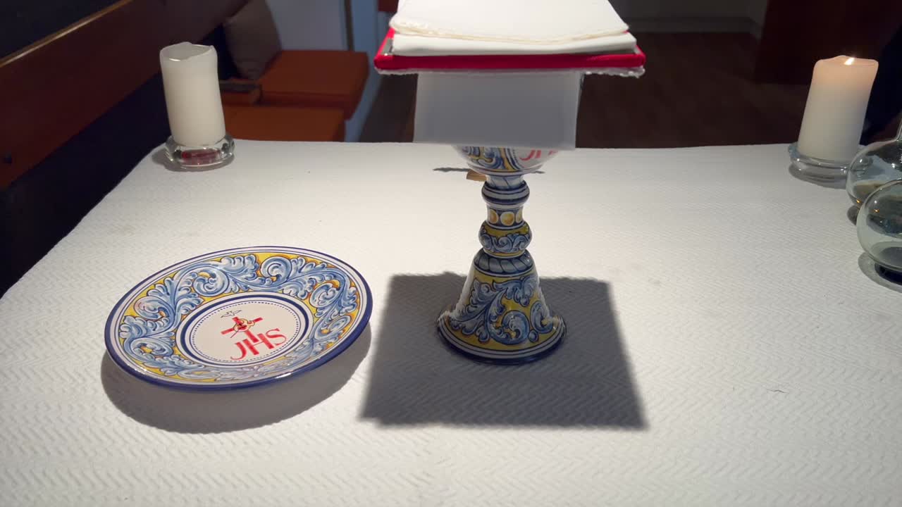 The priest represents the love of Jesus in life, it is his service that accompanies each Eucharist, in the consecration the promise of God that really remained in the bread and wine, with the love