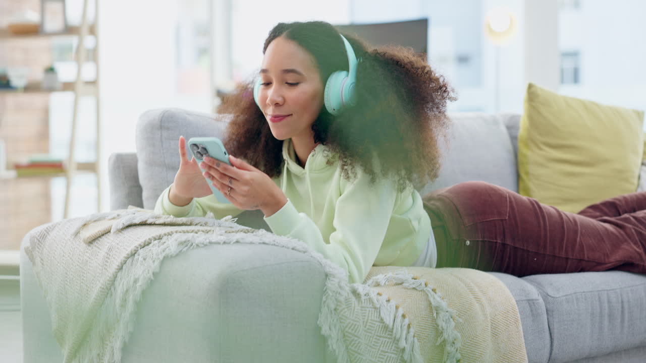 Musica dal telefono, divano e donna felice in relax