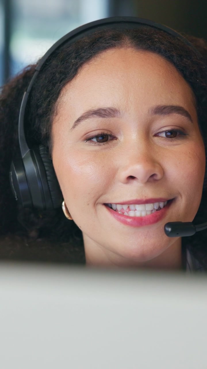 Addetto al servizio clienti che parla con le cuffie in ufficio