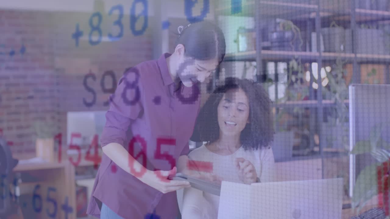 animación de datos financieros sobre diversas compañeras que usan computadoras hablando en la oficina