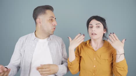 una pareja abrumada por la temperatura del aire.