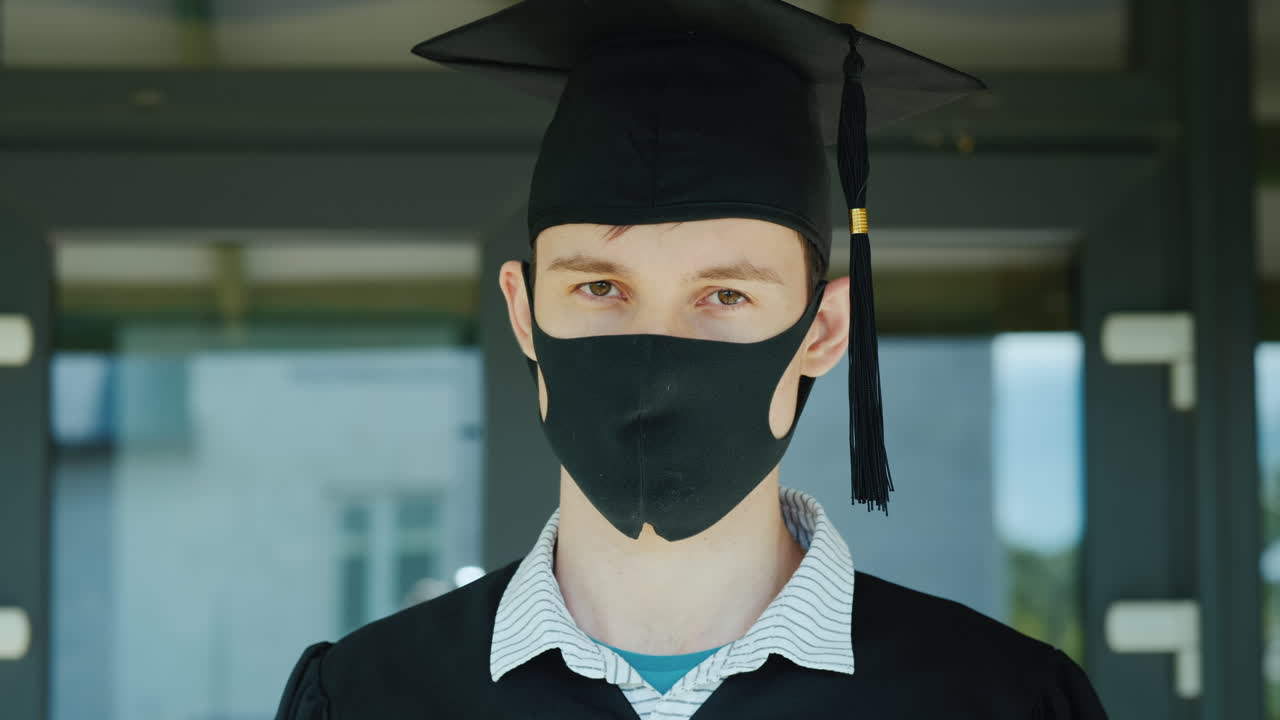 帽子とローブを着て、顔に保護マスクを付けた男性のポートレート