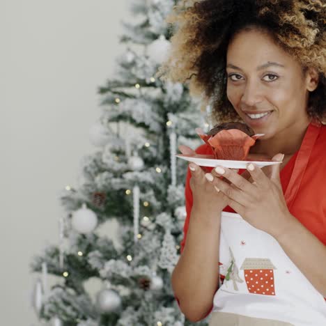 Hübsche-Junge-Frau-Mit-Weihnachtskuchen