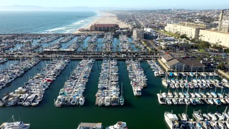 Drohnenschuss,-Der-über-Einen-Jachthafen-Und-Einen-Strand-In-Kalifornien,-Amerika,-Fliegt