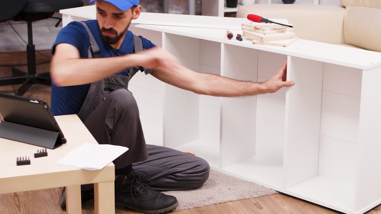 Mann, der zu Hause Möbel zusammenbaut