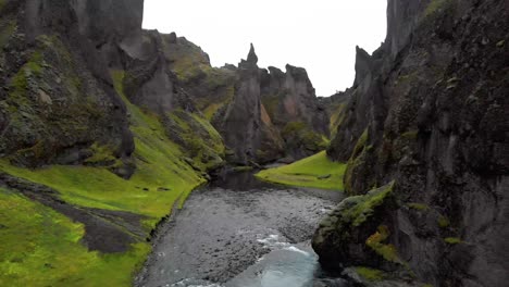 Flussstrom,-Der-Unter-Scharfen,-Zerklüfteten-Felsen-Der-Fjadrargljufur-Schlucht-Fließt