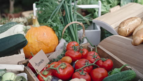 cámara enfocada en un cliente que le da una factura al vendedor, frutas y verduras en cajas en el fondo