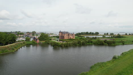 Castillo-De-Muiderslot:-Vista-Aérea-En-órbita-Del-Castillo-Y-Divisando-El-Puerto-Y-Los-Canales-De-La-Zona.