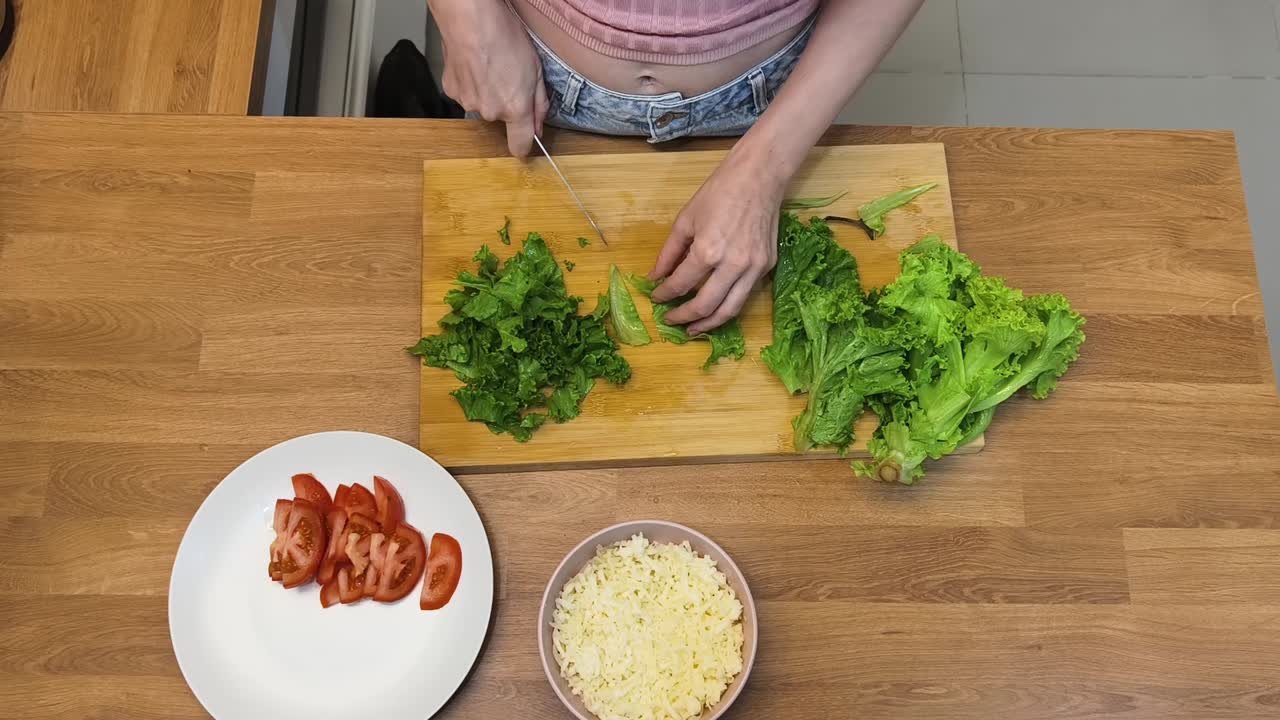 러드를 준비하는 여자