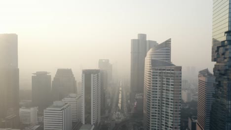 Sathorn-Station-Zwischen-Wolkenkratzern-In-Bangkok