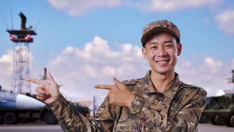soldado sonriente señalando