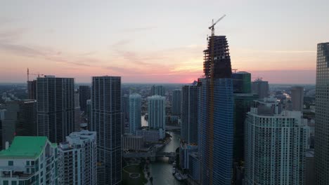 edificios de gran altura en el centro de la ciudad al anochecer. imágenes aéreas de la ciudad moderna. grúa alta en el sitio de construcción de rascacielos. miami, ee.uu.