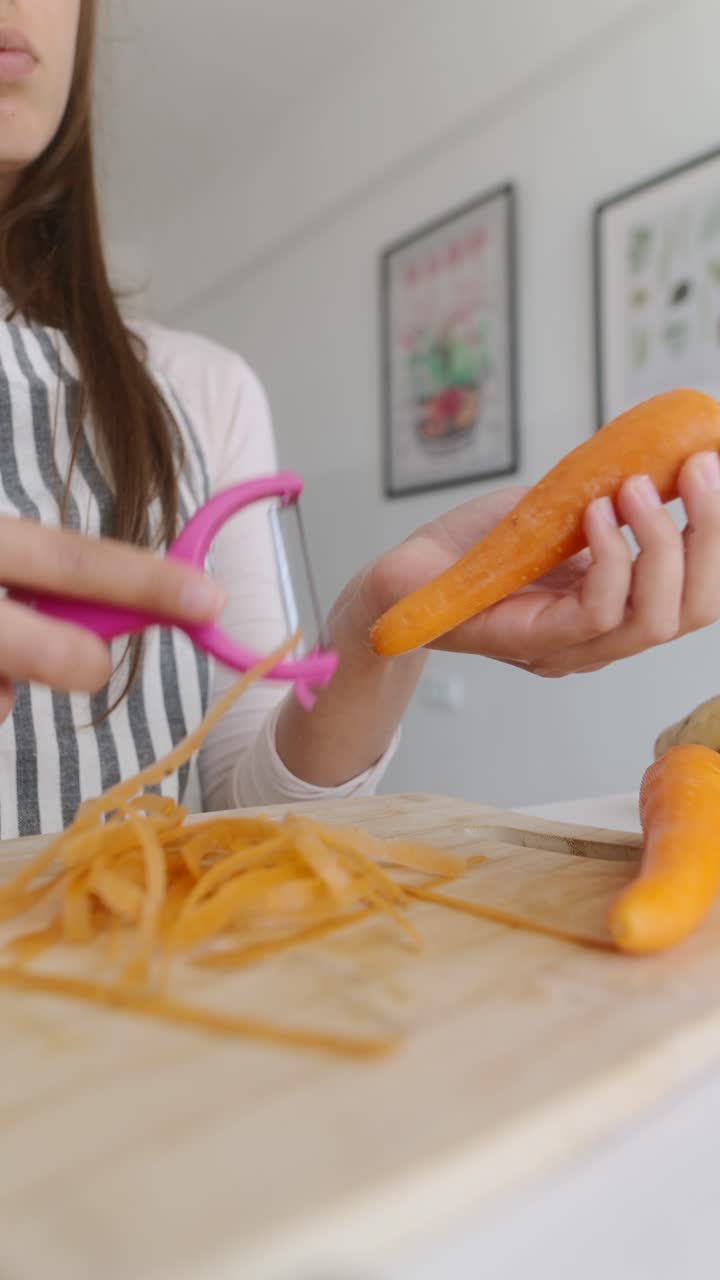 mujer pelando zanahorias