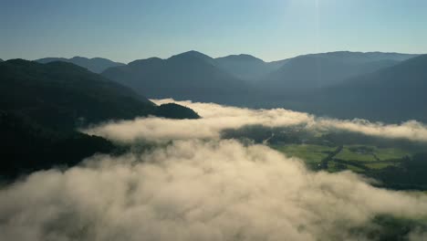 Luftaufnahmen-Schöne-Natur-Norwegen-über-Den-Wolken.