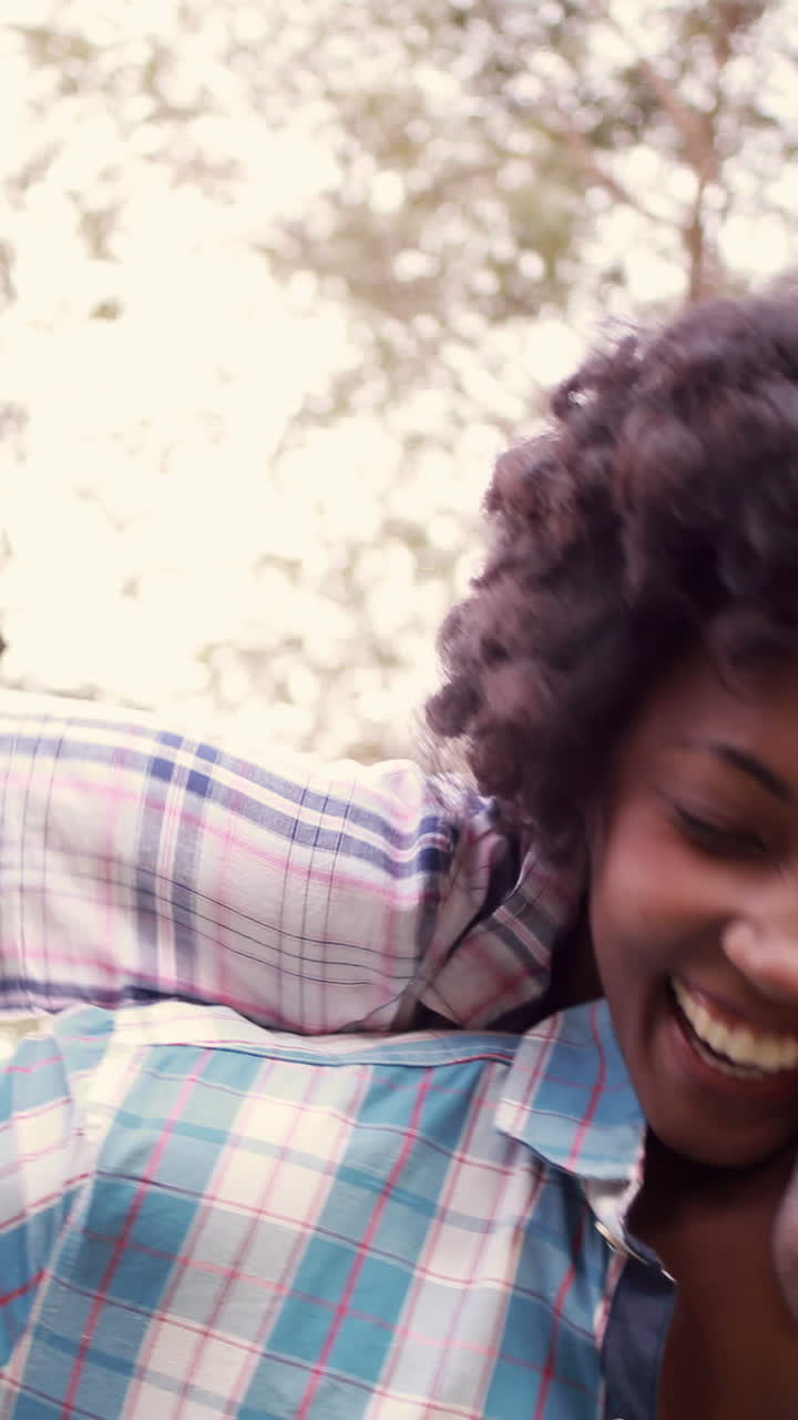 hombre guapo dando cerdo de vuelta a su novia