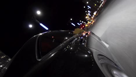 coche en una calle de la ciudad de la noche en invierno
