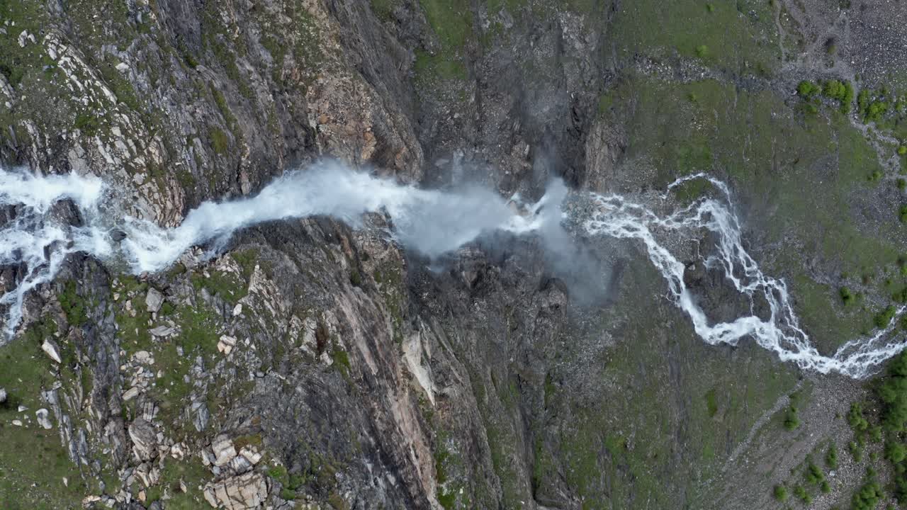 cascata di stroppia y lago niera con agua corriendo por los bordes de los acantilados, vista aérea