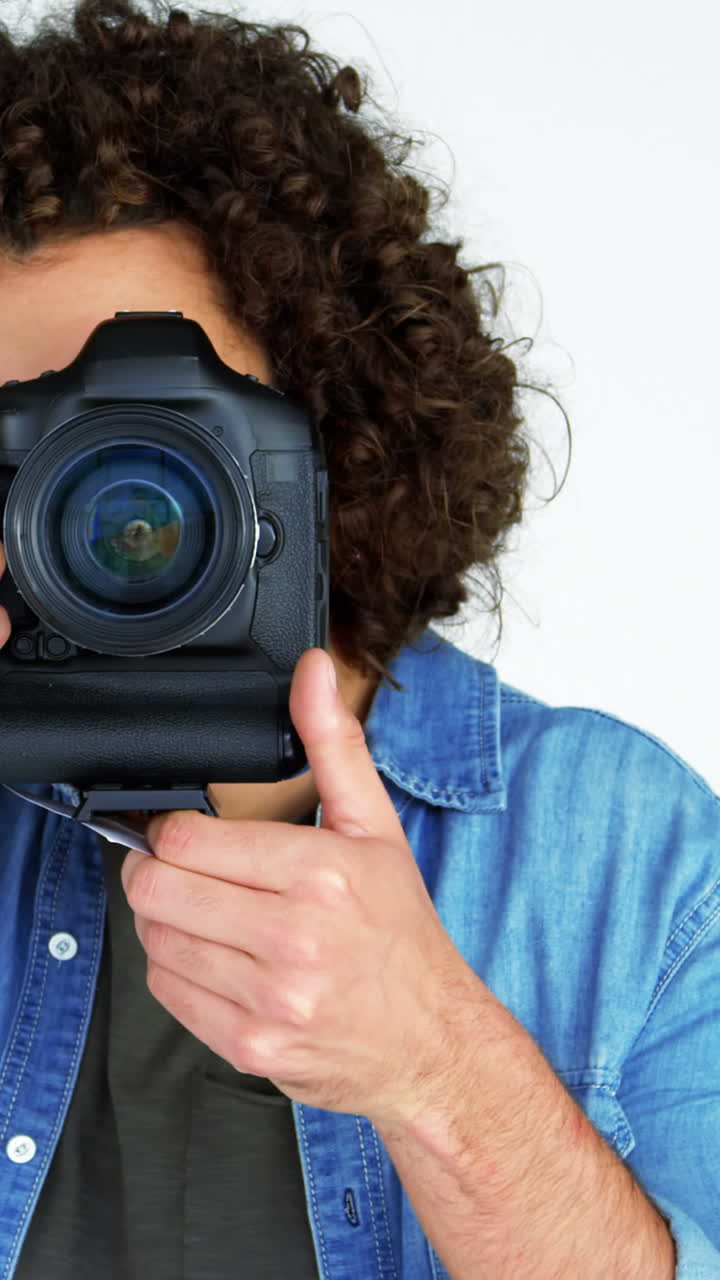 Fotografo che mostra il biglietto da visita mentre scatta una foto con fotocamera digitale