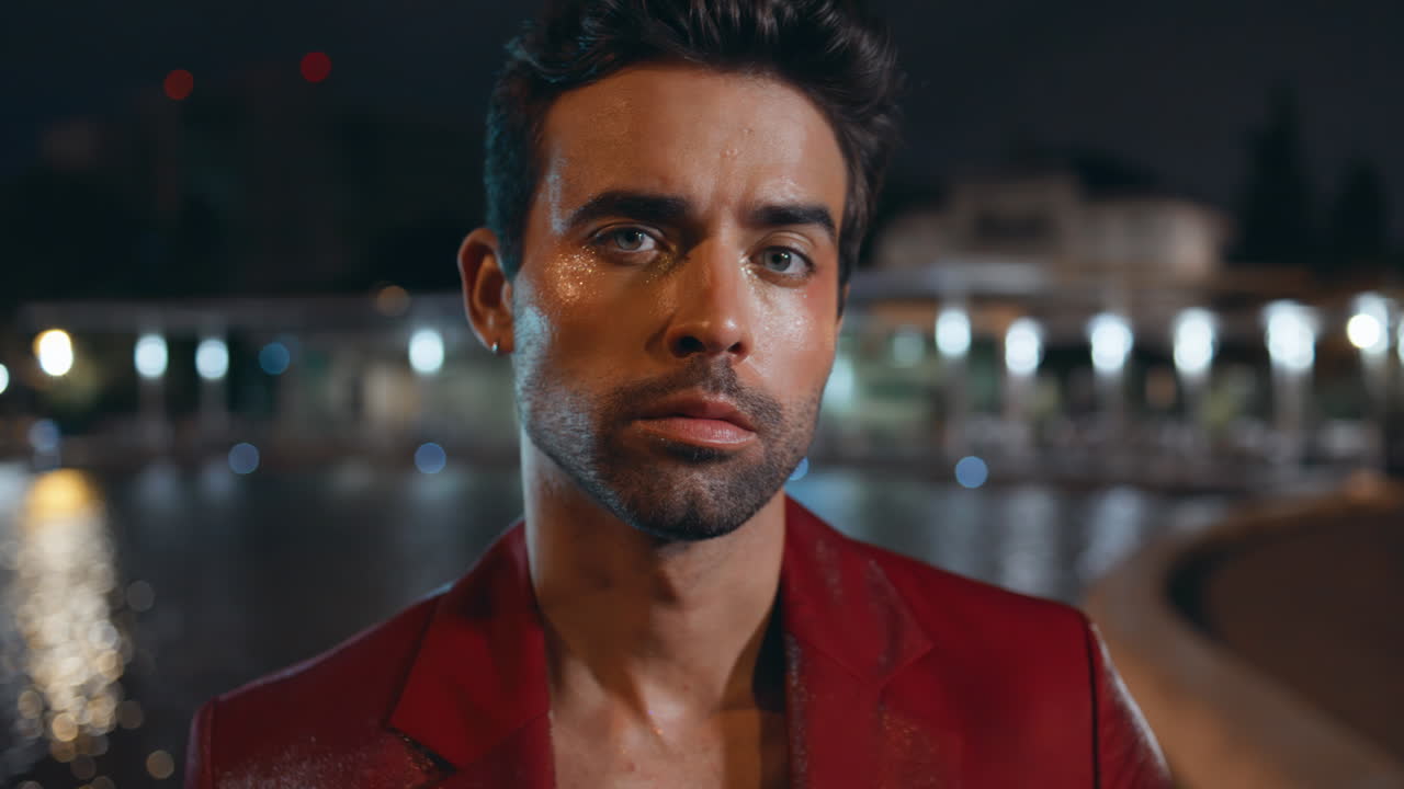 modelo guapo de pie noche piscina de agua en el verano de cerca. hombre italiano sexy