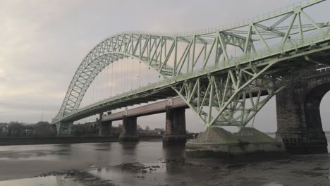 runcorn silver jubilee bridge vista aérea al amanecer