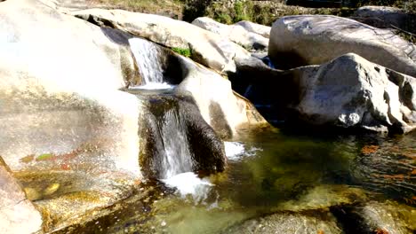 río de montaña que fluye en el bosque tropical alrededor de los pueblos de la vera en extremadura