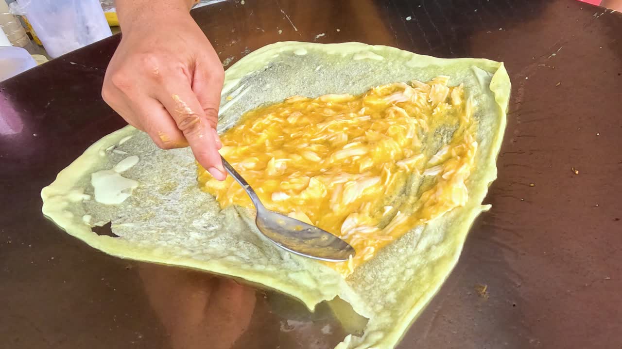 proceso de cocción de la comida tradicional tailandesa de la calle